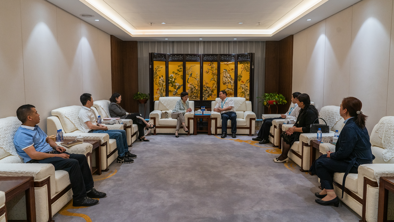 人民日报人民文旅总裁雷萍一行到访爱游戏在线(中国)集团